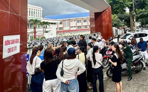 Hiệu trưởng nói gì chuyện phụ huynh đến họp muộn, trường đóng cổng không vào được?