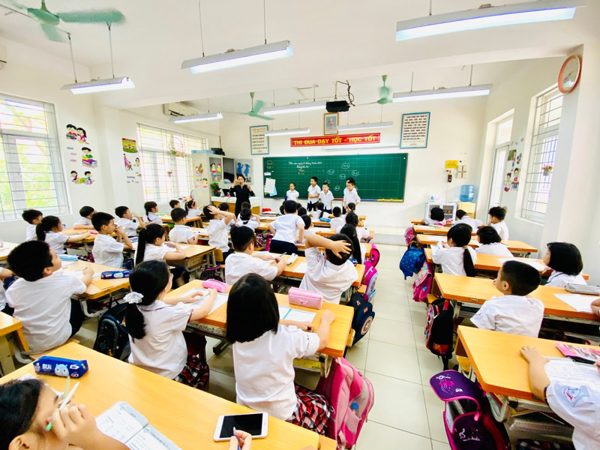 Hiệu trưởng nói gì khi dừng chương trình tiếng Anh liên kết?