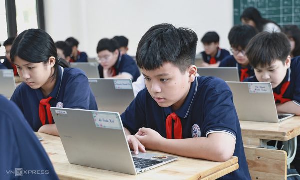 Hiệu trưởng THCS Giảng Võ: Học sinh không 'dán mắt' vào laptop cả tiết học