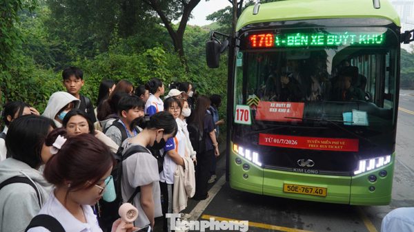 Hình ảnh bất ngờ tại trạm xe buýt làng đại học TPHCM