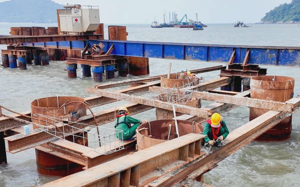 Hình ảnh cầu vượt biển dài nhất Việt Nam ra đảo Hòn Khoai đang thành hình