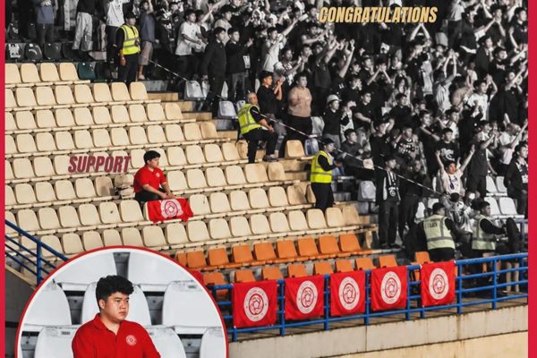 Hình ảnh CĐV Việt Nam “cô đơn” trên khán đài gây sốt bóng đá quốc tế