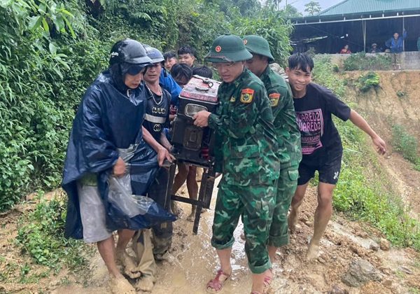 Hình ảnh công an, biên phòng căng mình di dời dân khỏi vùng sạt lở