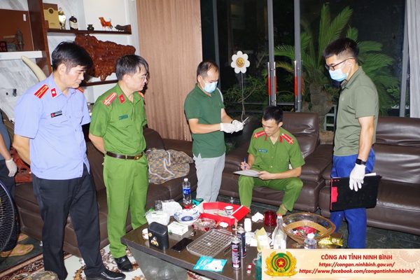 Hình ảnh công an khám xét khẩn cấp nơi ở giang hồ cộm cán 'Đức Cộng' ở Ninh Bình