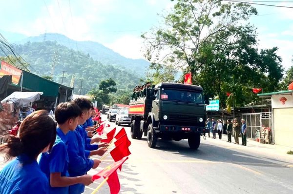Hình ảnh đoàn viên trang nghiêm đón liệt sĩ mặt trận Vị Xuyên trở về