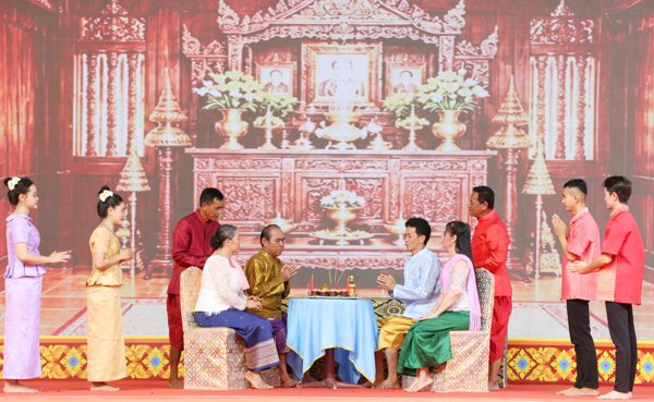 Hình ảnh đồng bào Khmer đón mừng Lễ Sene Dolta đầm ấm, hạnh phúc