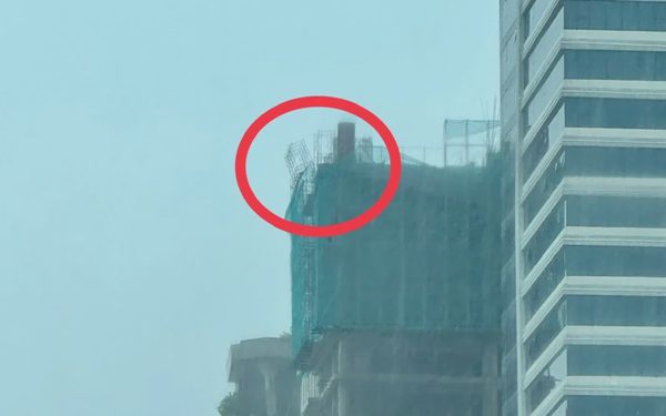 Hình ảnh giàn giáo nghiêng rất nguy hiểm trên tòa nhà 22 tầng ở Đà Nẵng