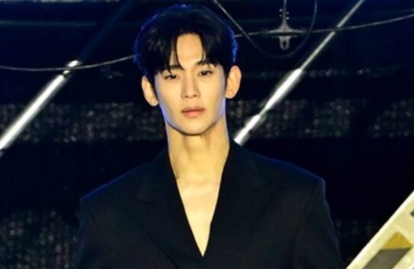 Hình ảnh khác lạ của Kim Soo Hyun