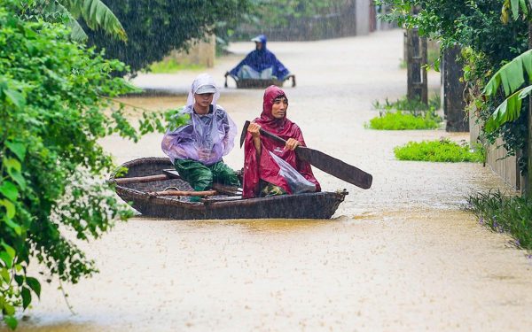 Hình ảnh mưa lũ hoành hành làm 3 người chết, hơn 16.000 nhà dân bị ngập lụt