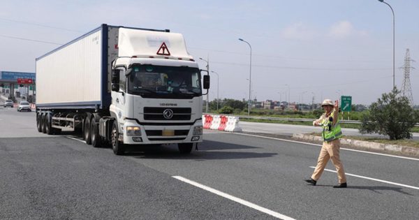Hình ảnh ngày đầu CSGT xử phạt lỗi không giữ khoảng cách an toàn trên cao tốc