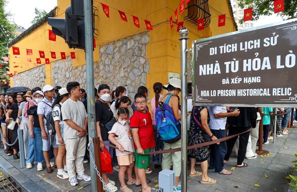 Hình ảnh người dân xếp hàng dài mua vé tham quan di tích ở Hà Nội dịp nghỉ lễ 2/9