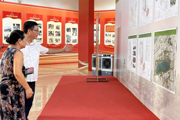 Hình ảnh người Hà Nội xem quy hoạch, góp ý chỉnh trang khu vực hồ Hoàn Kiếm
