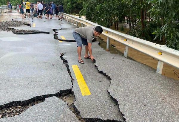 Hình ảnh quốc lộ qua Nghệ An nứt toác khi nước lũ rút
