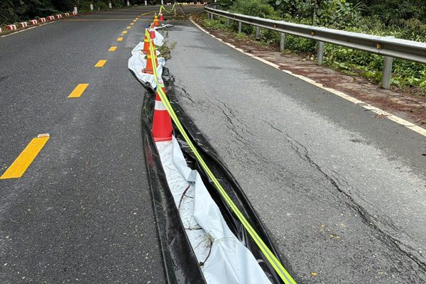 Hình ảnh vết nứt kéo dài 50m xuất hiện trên Quốc lộ 20