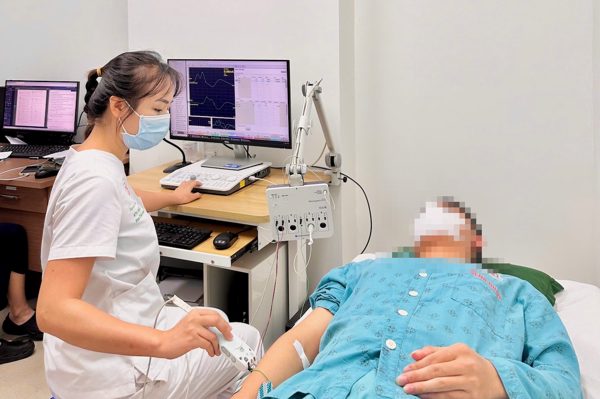 Hít 50 quả bóng cười mỗi ngày, nam thanh niên 24 tuổi đối diện hậu quả nặng nề