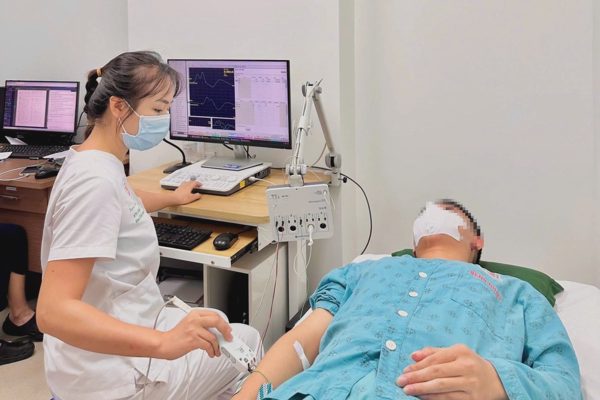Hít 50 quả bóng cười mỗi ngày, nam thanh niên tê yếu chân tay