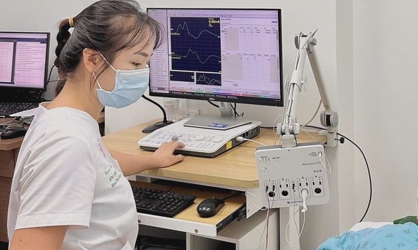 Hít 50 quả bóng cười mỗi ngày, nam thanh niên tổn thương thần kinh