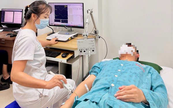 Hít 50 quả bóng cười mỗi ngày, thanh niên 24 tuổi tổn thương thần kinh, yếu cả tay chân
