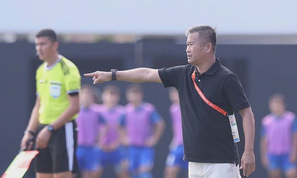 HLV Đinh Hồng Vinh chưa hài lòng dù vào tứ kết ASIAD 2026