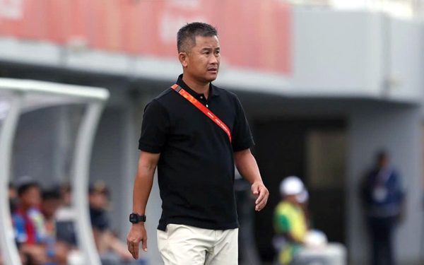 HLV Đinh Hồng Vinh: 'Nghe lời học trò, mặc áo đen đúng là may mắn'