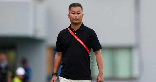 HLV Đinh Hồng Vinh tiết lộ vui: ‘Học trò xúi tôi mặc đồ đen, may mắn đến với U.23 Việt Nam thật’