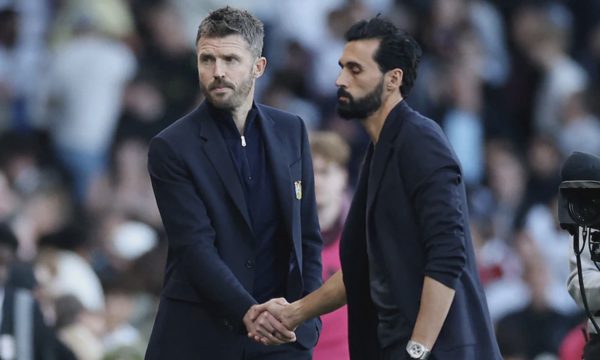 HLV Fulham tố trọng tài không muốn Man Utd thua