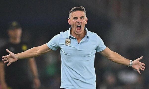 HLV Herdman: 'Thẻ đỏ là món quà cho Indonesia'