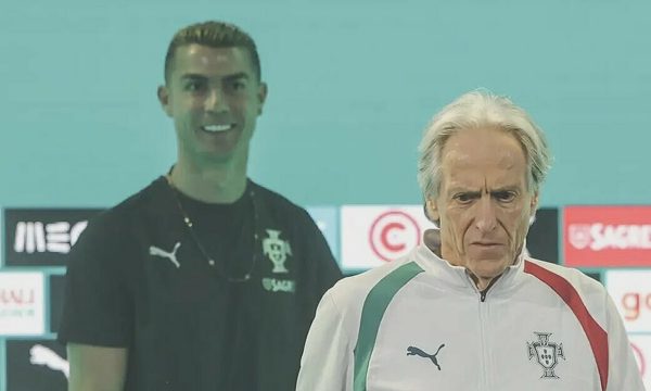 HLV Jorge Jesus bị đe dọa sa thải nếu không xin lỗi Ronaldo