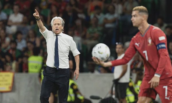 HLV Jorge Jesus phớt lờ chỉ trích của Ronaldo