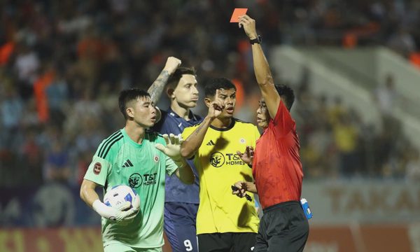 HLV Kewell nhận thẻ đỏ, trợ lý gọi trọng tài V-League là mafia