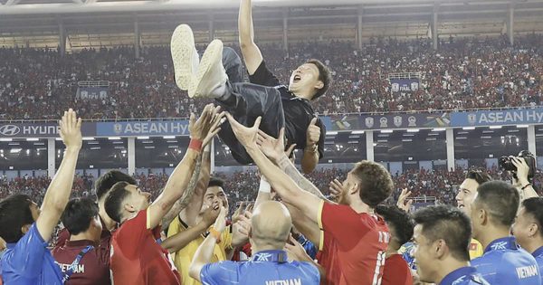 HLV Kim: ‘Hết trận tôi gục xuống vì mệt nhưng hôm nay dường như tôi đã thành 'vua' của bóng đá’