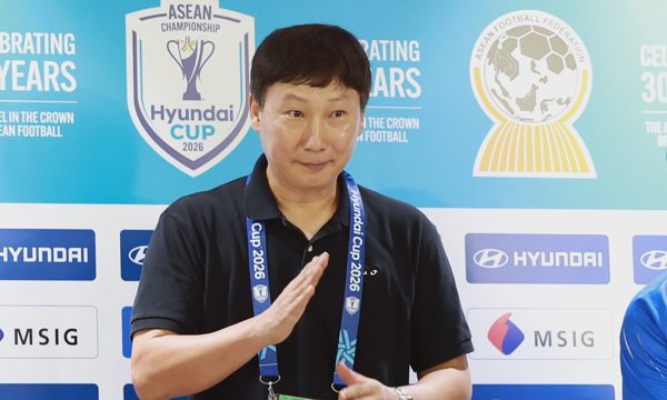 HLV Kim: 'Không biết về nhà kiểu gì vì ai cũng ra đường đi bão'