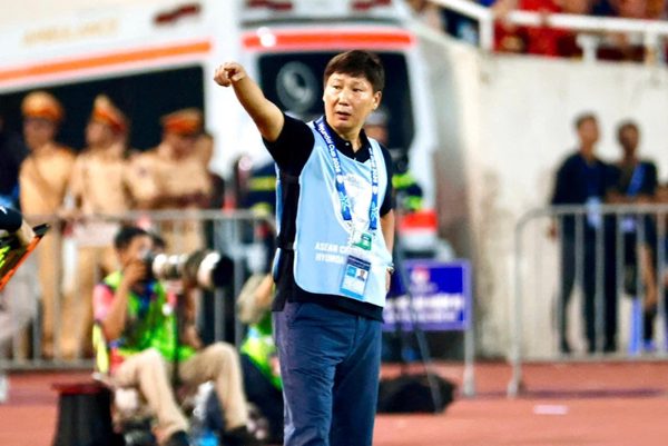 HLV Kim Sang-sik bước chân vào ngôi đền huyền thoại Đông Nam Á
