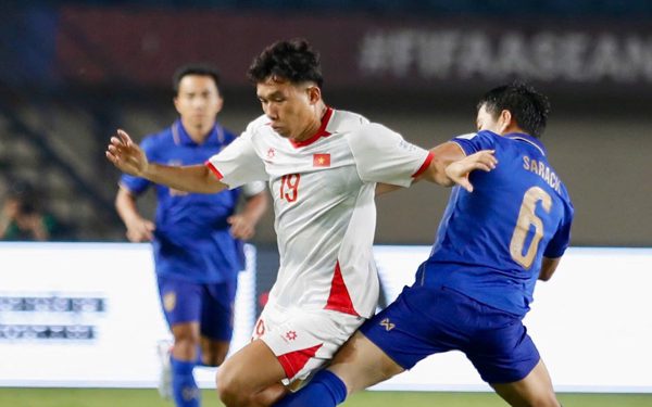HLV Kim Sang Sik đã dùng bao nhiêu tiền vệ trung tâm?