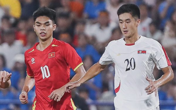 HLV Kim Sang Sik đang 'chia quân' cho U23 Việt Nam và tuyển Việt Nam