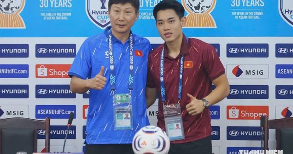 HLV Kim Sang-sik: ‘Nhiều người hỏi tôi xin vé xem chung kết, có lẽ tôi phải tắt điện thoại’