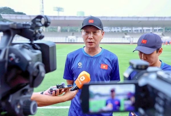 HLV Kim Sang Sik: 'Mục tiêu hàng đầu là chiến thắng trước Pakistan'