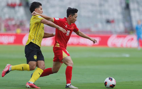 HLV Kim Sang Sik nói gì với các học trò sau trận thua Malaysia?
