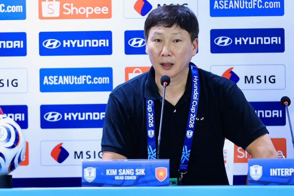 HLV Kim Sang Sik: Ronaldo hay Messi cũng không làm khó được Patrik Lê Giang