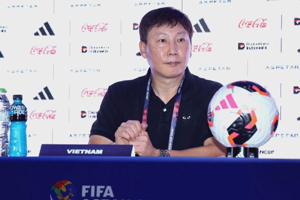 HLV Kim Sang Sik: "Tôi xấu hổ vì không thể ghi bàn trước Thái Lan"