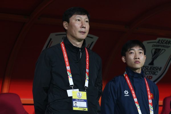 HLV Kim Sang Sik về Hàn Quốc chịu tang bố