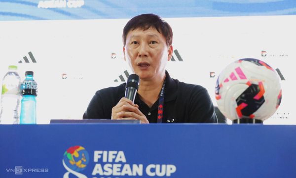 HLV Kim: 'Tôi xấu hổ vì Việt Nam không ghi bàn trước Thái Lan'