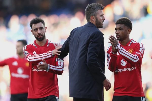 HLV Michael Carrick giảng hòa với Bruno Fernandes, kỳ vọng vực dậy Man Utd