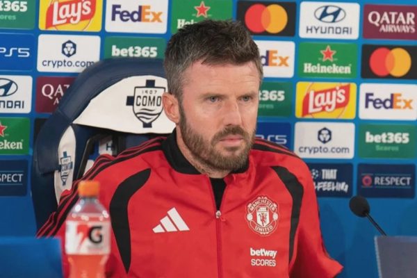 HLV Michael Carrick lên tiếng về nguy cơ bị Man Utd sa thải