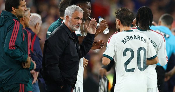HLV Mourinho cảnh báo nóng sau trận Siêu kinh điển Real Madrid thắng Barcelona 2-1: ‘Chớ tự mãn’