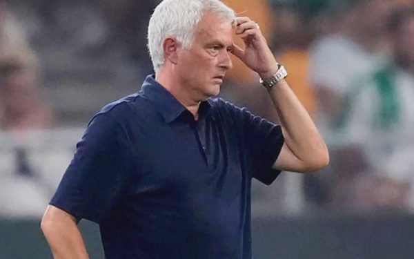 HLV Mourinho phản ứng 'kỳ lạ' sau trận thua đầu tiên cùng Real Madrid