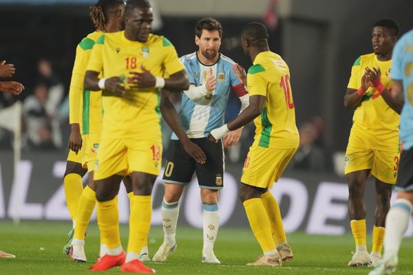 HLV tuyển Benin phàn nàn vì không được đổi áo với Messi