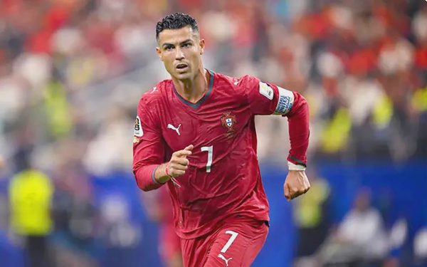 HLV tuyển Bồ Đào Nha cảnh báo Ronaldo: 'Nếu đá không tốt sẽ phải ngồi ngoài'