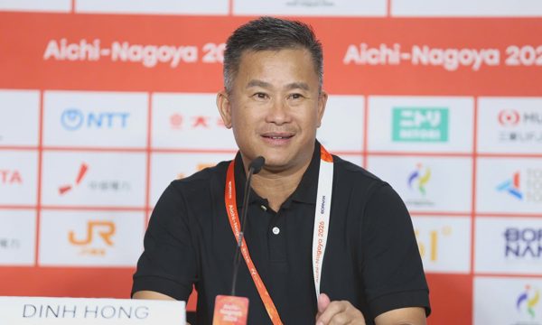 HLV U23 Việt Nam: 'Cầu thủ khuyên tôi mặc áo đen'