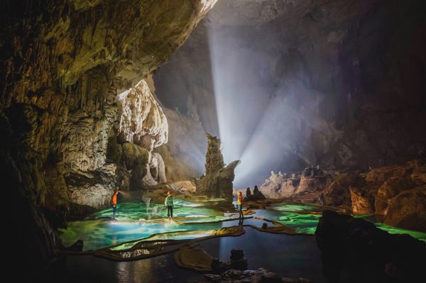 Hồ canxi xanh ngọc như ruộng bậc thang trong hang động dài hơn 3km